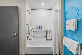 Tru by Hilton Kansas City Airport