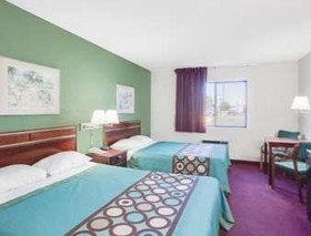 Super 8 by Wyndham Kennett