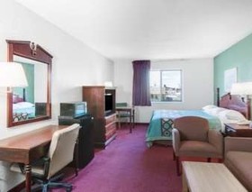 Super 8 by Wyndham Kennett