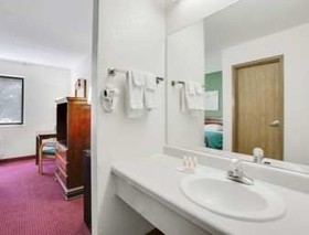 Super 8 by Wyndham Kennett