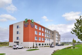 Holiday Inn Express & Suites Lee's Summit - Kansas City