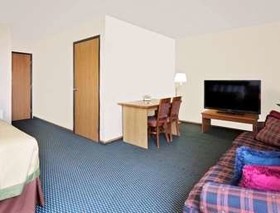 Super 8 by Wyndham Marshall