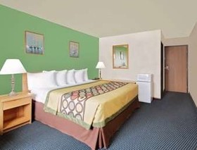 Super 8 by Wyndham Marshall