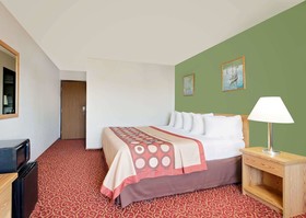 Super 8 by Wyndham Marshall