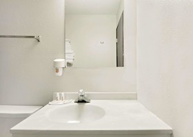 Super 8 by Wyndham Marshall