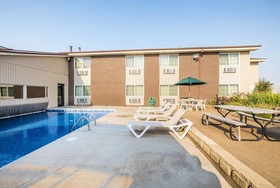 Bearcat Inn And Suites