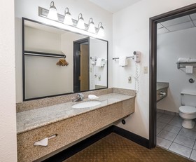 Bearcat Inn And Suites