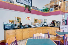 Super 8 by Wyndham Mound City