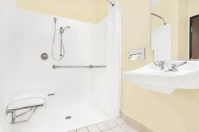 Super 8 by Wyndham Nixa/Springfield Area