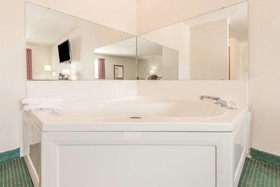 Super 8 by Wyndham Platte City/KCI Airport North