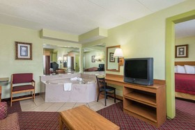 Days Inn & Suites by Wyndham Springfield on I-44