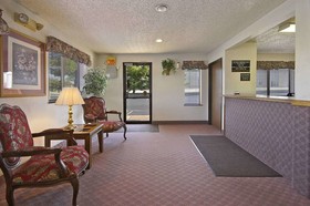 Super 8 by Wyndham Springfield North I-44