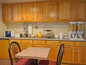 Super 8 by Wyndham Springfield North I-44