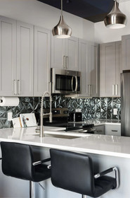Bordeaux - Luxe LF Square Apts with Rooftop by Zencity