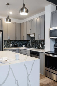 Bordeaux - Luxe LF Square Apts with Rooftop by Zencity