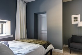 Bordeaux - Luxe LF Square Apts with Rooftop by Zencity