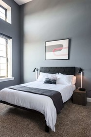Bordeaux - Luxe LF Square Apts with Rooftop by Zencity