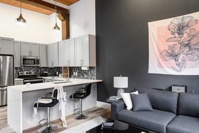 Bordeaux - Luxe LF Square Apts with Rooftop by Zencity