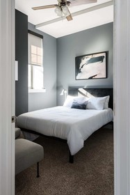 Bordeaux - Luxe LF Square Apts with Rooftop by Zencity