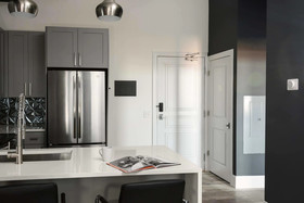 Bordeaux - Luxe LF Square Apts with Rooftop by Zencity