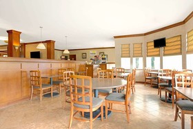 Days Inn & Suites by Wyndham St. Louis/Westport Plaza