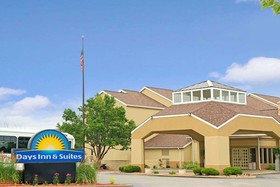 Days Inn & Suites by Wyndham St. Louis/Westport Plaza