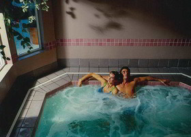 Days Inn & Suites by Wyndham St. Louis/Westport Plaza