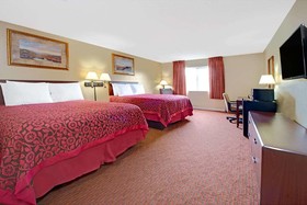 Days Inn & Suites by Wyndham St. Louis/Westport Plaza
