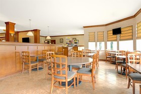 Days Inn & Suites by Wyndham St. Louis/Westport Plaza