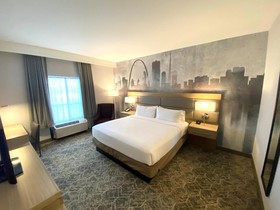 DoubleTree by Hilton St. Louis Airport