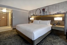 DoubleTree by Hilton St. Louis Airport