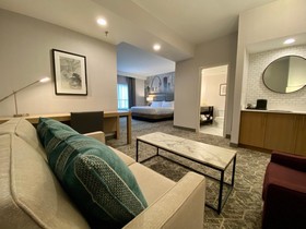 DoubleTree by Hilton St. Louis Airport