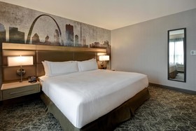 DoubleTree by Hilton St. Louis Airport
