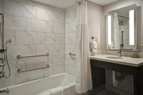 DoubleTree by Hilton St. Louis Airport