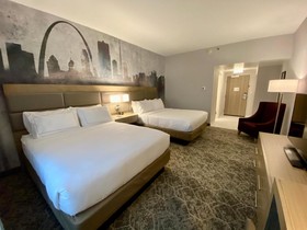 DoubleTree by Hilton St. Louis Airport