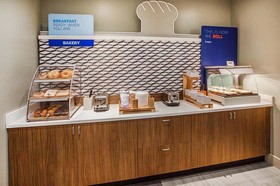 Holiday Inn Express & Suites St Louis Airport