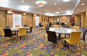 Holiday Inn Express & Suites St Louis Airport