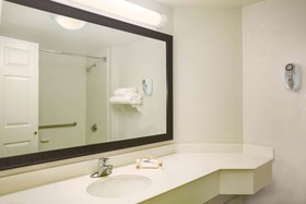 La Quinta Inn & Suites by Wyndham St. Louis Westport