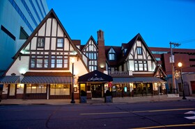Seven Gables Inn
