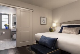 Seven Gables Inn