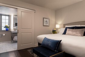 Seven Gables Inn