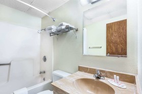 Days Inn by Wyndham Warrensburg