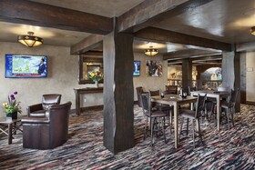 Glacier International Lodge