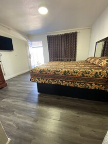 Lucky Cuss Motel