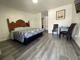 Lucky Cuss Motel