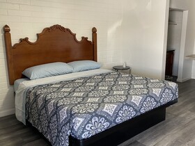 Lucky Cuss Motel