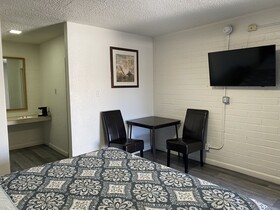 Lucky Cuss Motel