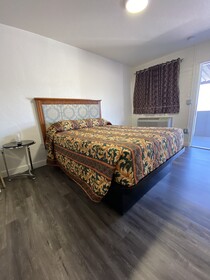 Lucky Cuss Motel