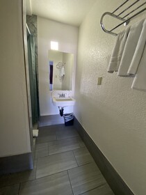 Lucky Cuss Motel