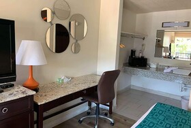 Howard Johnson by Wyndham Reno Downtown